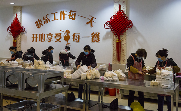 08  將每個崗位的飯菜都精心核對分裝好，以免出錯.jpg
