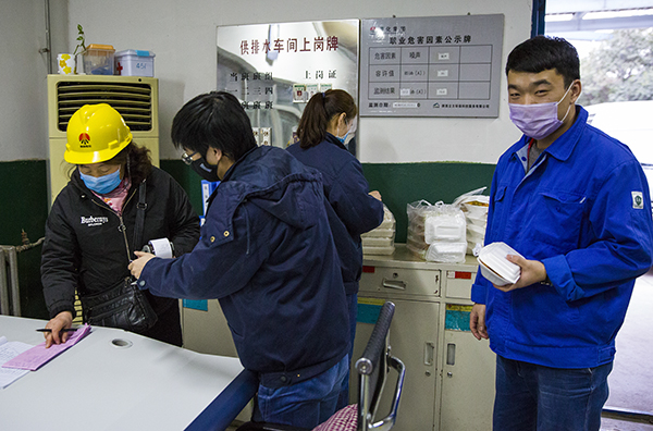 14  為了方便職工，現場進行刷卡.jpg