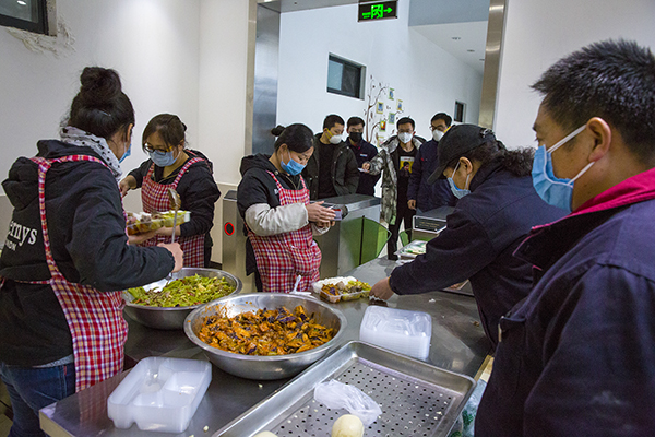 16  除了現場不能來的送飯以外，還保證職工到食堂來買飯.jpg
