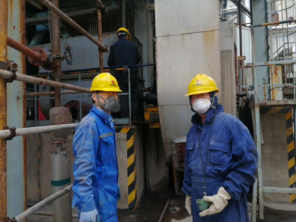 剛才3號爐膛出來的動力車間設(shè)備技術(shù)員魏曉明、機(jī)械修造部技術(shù)員王明科.jpg