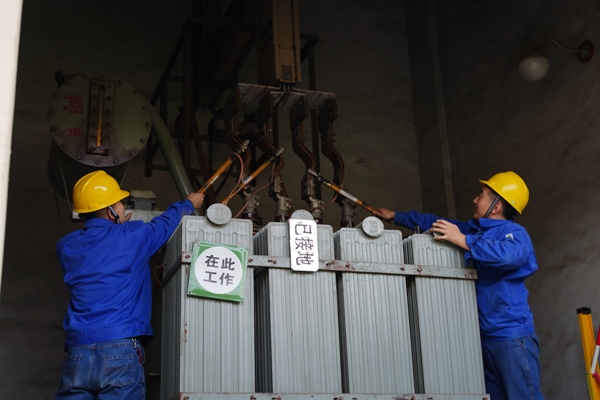 3、安措小組正在對(duì)變壓器做安全措施.JPG
