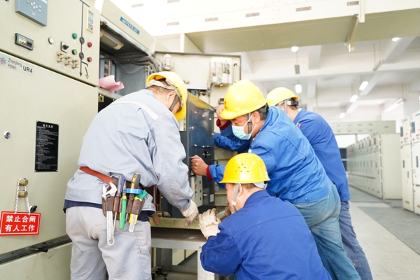 王琳正在對2號電容器開關柜檢查[1].JPG
