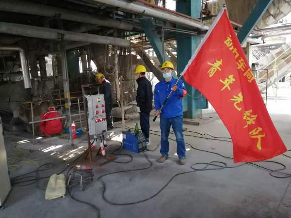 動力車間大修剛開始時，在3號爐零米，青工從車間領(lǐng)回青年先鋒隊隊旗（魏高強攝[1].jpg