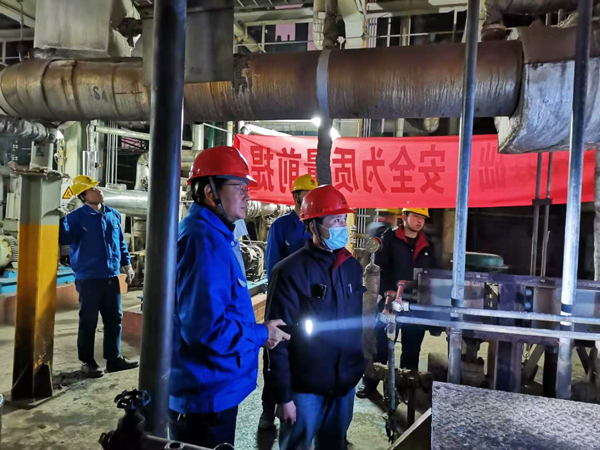 車間工藝、設(shè)備副主任到現(xiàn)場(chǎng)指導(dǎo)倒泵操作00（孟力攝.jpg