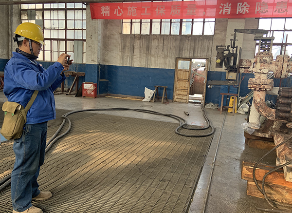 谷成駿對已經(jīng)拆卸的合成氣壓縮機(jī)拍照.jpg