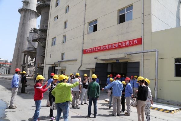 渭化集團環(huán)保開放日，渭南市民代表來渭化監(jiān)督檢查煙氣治理。.JPG