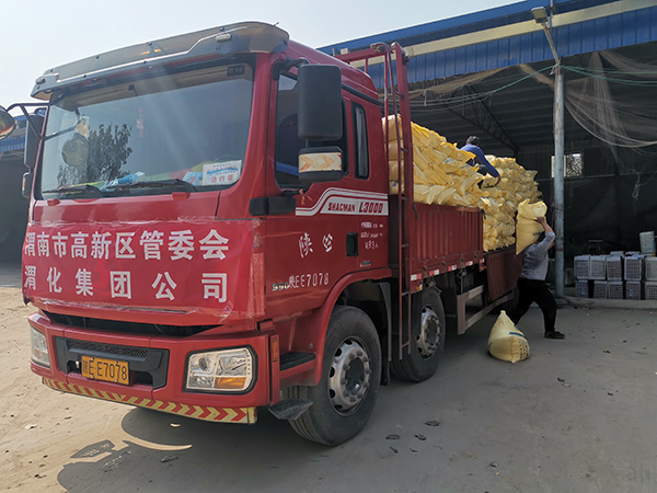 農(nóng)戶(hù)卸肥.jpg