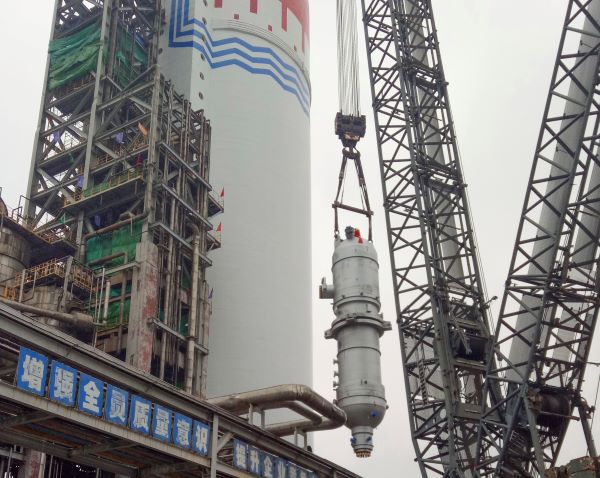 吊裝過程中的新汽提塔，尿素曾迎軍.jpg