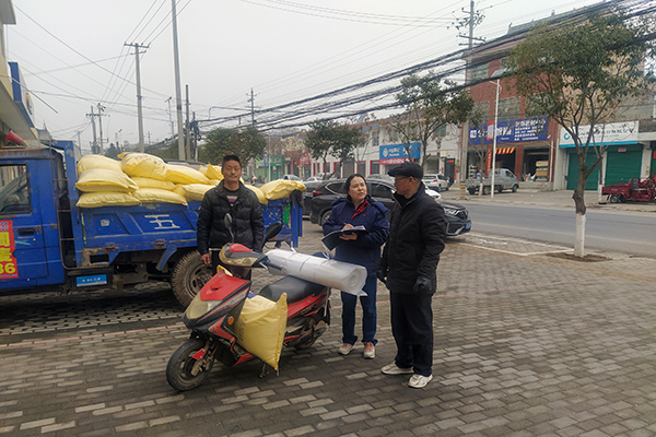 2月10日，尿素銷售人員在武功縣貞元鎮(zhèn)農(nóng)資店門口與農(nóng)戶交流。(副圖）.jpg