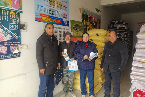 2月10日，尿素銷售人員在武功縣貞元鎮(zhèn)農(nóng)資店向農(nóng)戶發(fā)放宣傳資料。(副圖）.jpg