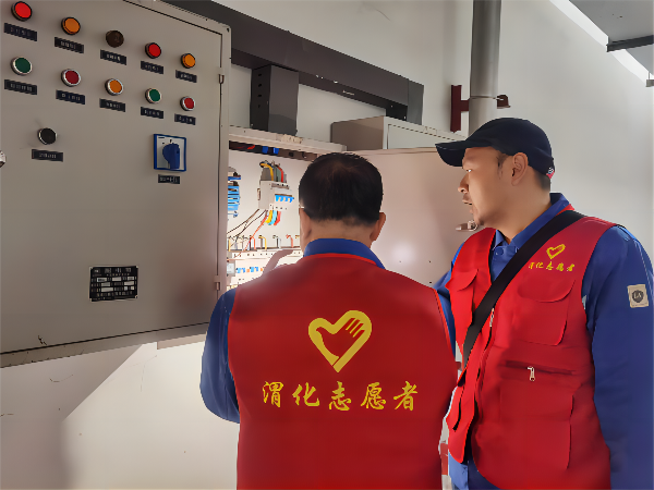 3月2日學(xué)雷鋒活動現(xiàn)場，黨員喬磊和王益對現(xiàn)場配電箱進(jìn)行隱患排查(1).png