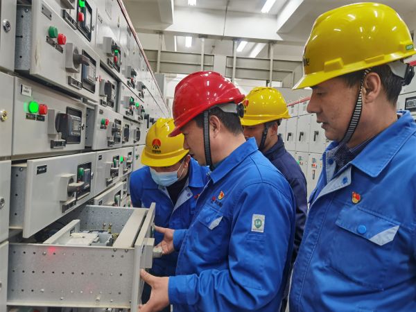 3月16日，對標交流現(xiàn)場，大家圍在一起對配電室開關柜查找差距與優(yōu)勢.jpg