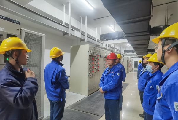 3月16日，對標交流現(xiàn)場，技術組長于康健為大家講述配電室的運維情況.jpg