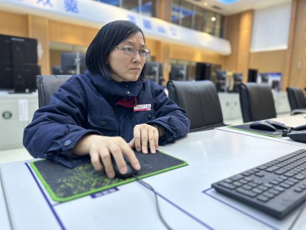2023年3月24日，師傅劉秋榮在控制室巡檢裝置運(yùn)行狀況工作照。.jpg