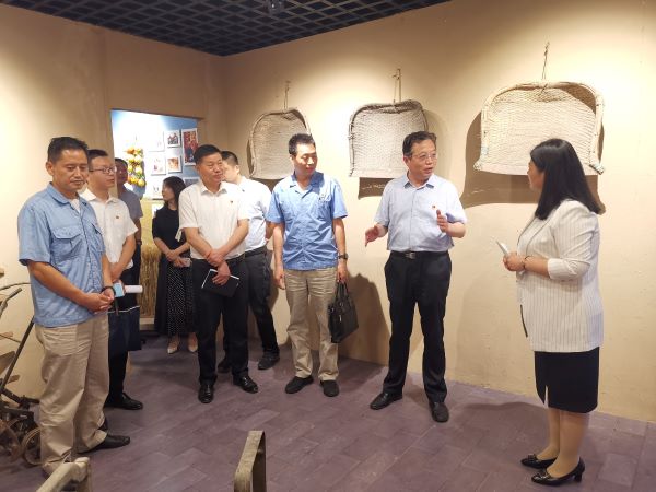 渭化集團黨委副書記、董事、工會主席馮曉宏在五星村調(diào)研鄉(xiāng)村振興工作，參觀村史館3.jpg