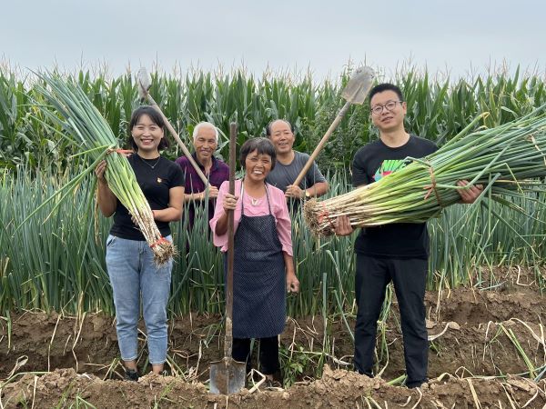 推廣宣傳五星大蔥，聯(lián)系渭化集團捐贈大型設(shè)備，通過樹立典型，輻射帶動群眾增收致富。.jpg