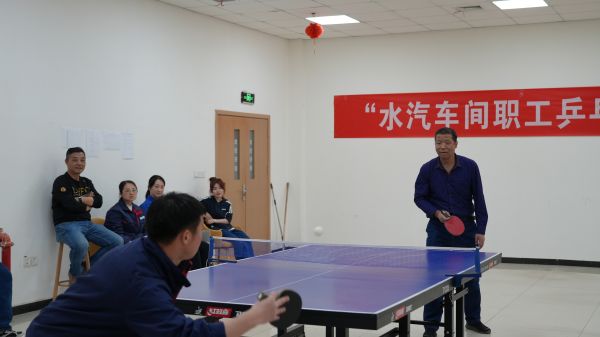 3月30日，舉行男子單打比賽。管理組李戰(zhàn)峰和運行三班王迪巔峰對決。.jpg