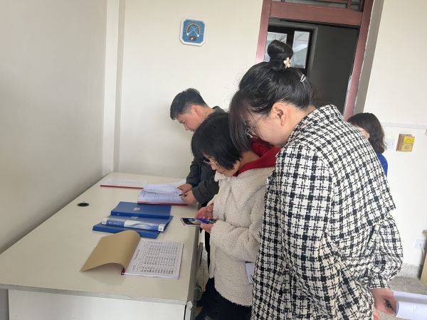 3.23健力寶審核組在質(zhì)檢部、審核易制毒管理，翻閱記錄。.jpg