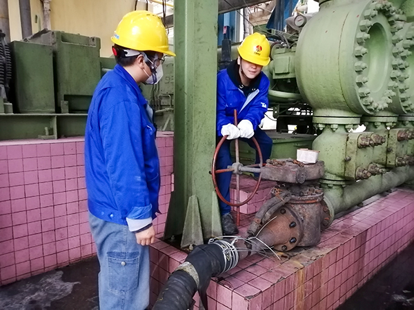 4月4日，合成三班作業(yè)人員通過軟管開始從二號大槽排放煤漿，并回收至一號大槽.jpg