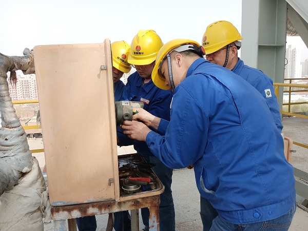4月6日，空分尿素工段段長郭凱、技術員張桂芳等人在尿素框架五樓進行電纜更換，變送器接線檢維修工作  計控電儀部 馮香妮 攝.jpg