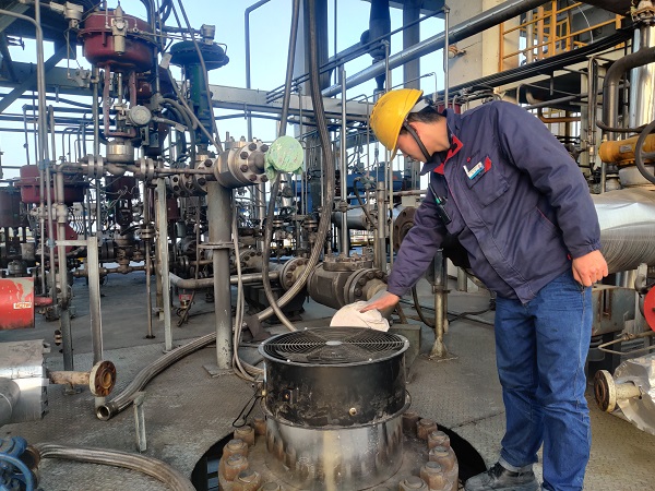 4月6日，制氣車間3號(hào)氣化爐開始降溫檢修備爐，車間打破傳統(tǒng)降溫模式，在爐頭架設(shè)風(fēng)加速降溫。.jpg