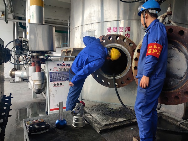 4月8日，氣化爐爐內(nèi)進(jìn)人檢修畫面。.jpg