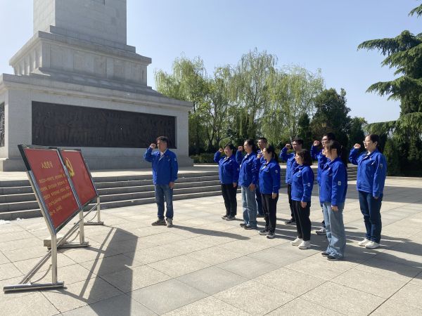 圖三：在革命烈士紀(jì)念碑前，全體黨員重溫入黨誓詞.jpg