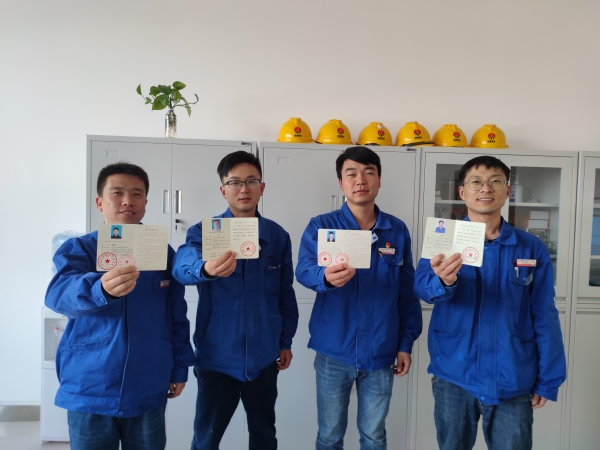 分析化驗(yàn)室在線儀表班席輝，張超等人獲得環(huán)境保護(hù)設(shè)施技能證書.jpg