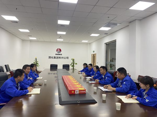 4月18日，制氣車間黨支部與質量監(jiān)督檢驗部黨支部在彬州公司會議室，開展對標交流活動，支部書記就提升支部黨建標準化建設交流經驗畫面。.jpg