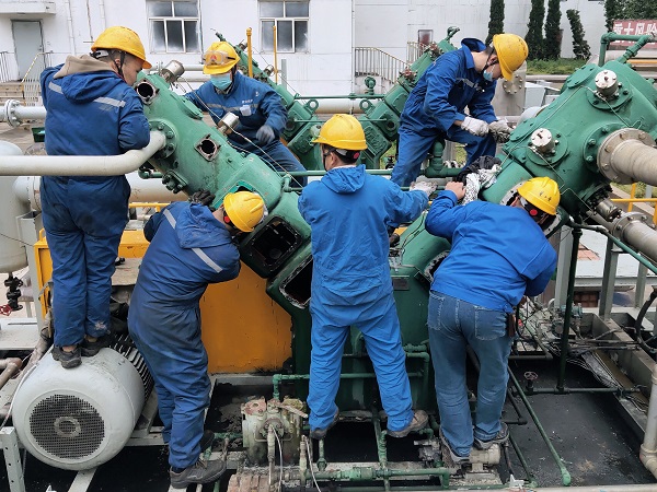 4月28日16時(shí)，檢修人員檢修二號(hào)小冰機(jī).jpg