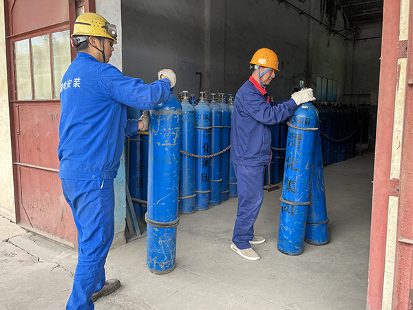 5月4日9：00，合成車間氣瓶站工作人員進(jìn)行作業(yè)   600.jpg