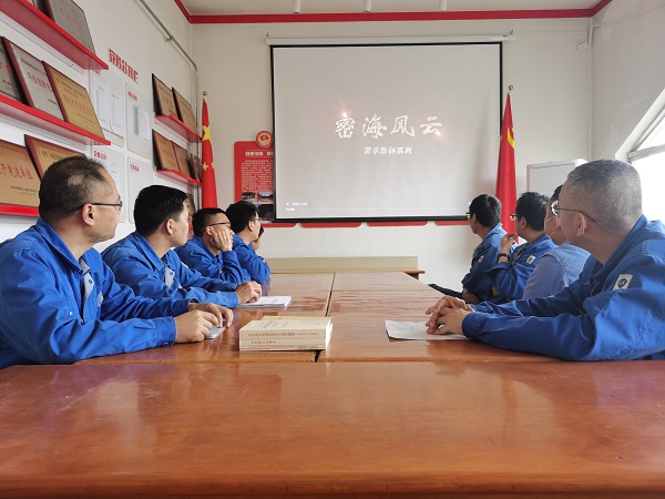 5月10日，尿素車間管理組與化工班組共同觀看保密教育警示片密海風(fēng)云.jpg
