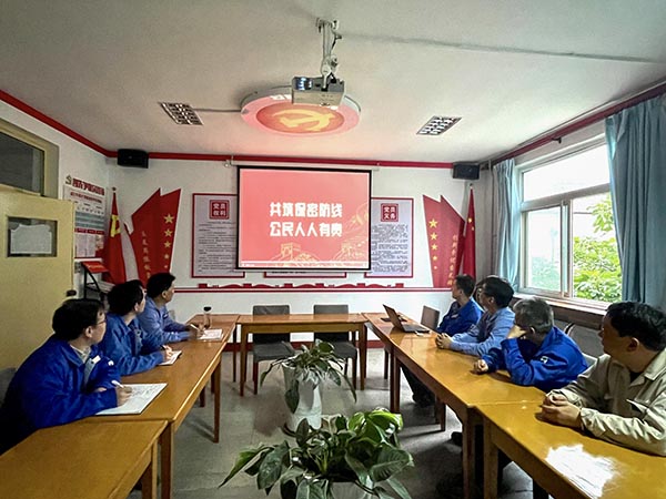 5月11日上午，動(dòng)力車間黨支部在黨員活動(dòng)室組織開展了“共筑保密防線，公民人人有責(zé)”的宣傳教育活動(dòng)。.jpg
