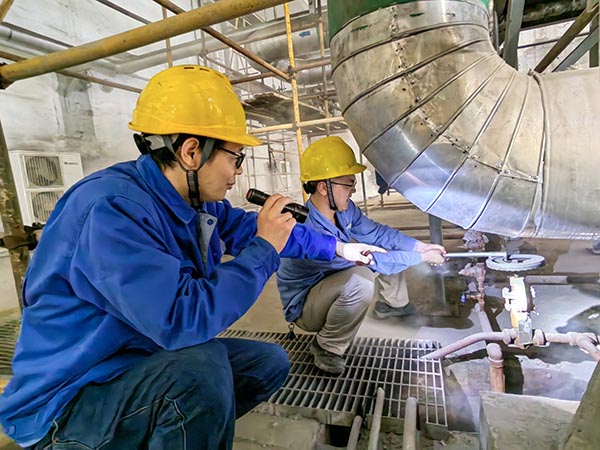 5月8日上午，動力車間三期泵房內(nèi)，技術員畢加佳指導副司爐王天賜排放BW管線內(nèi)積水.jpg
