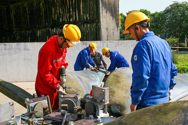 5月13日，李曉峰作業(yè)組檢修風機葉片   600.jpg