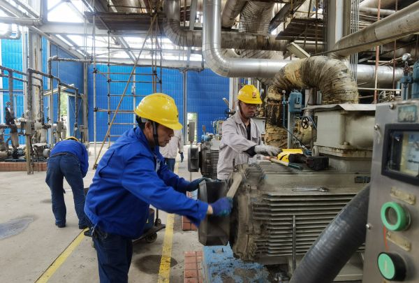 5月13日，電氣檢修人員在雙甲變換裝置進(jìn)行電機(jī)檢修.jpg