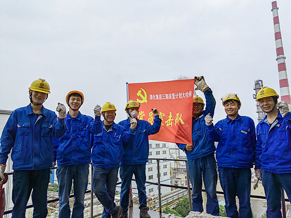 5月11日，動力車間三期工藝除氧器更換填料，黨員突擊隊(duì)隊(duì)員在除氧器平臺合影.jpg