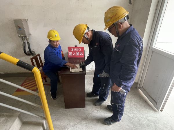 5.12上午，行政保衛(wèi)部在重點部位三期機組進行進入人員登記.jpg