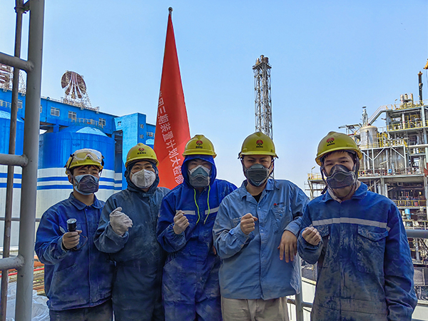 5月12日，動力車間三期脫硫塔灰斗平臺，青年先鋒隊清理脫硫塔灰斗內(nèi)積灰，在休息時合影.jpg