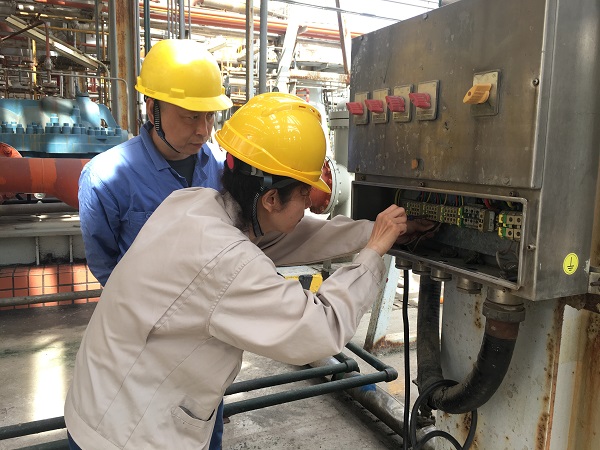三期大檢修期間，臨時(shí)用電保障小組在現(xiàn)場(chǎng)為施工單位接電焊機(jī).jpg