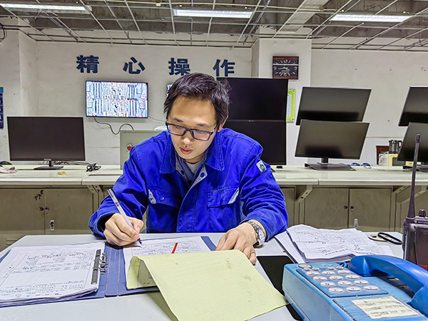 5月15日19點(diǎn)，動(dòng)力車間三期控制室，技術(shù)員畢加佳給加班檢修的5號(hào)鍋爐更換空預(yù)器辦理檢修票.jpg
