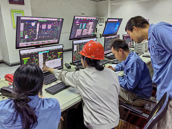 5月13日，動(dòng)力車間三期控制室，DCS調(diào)試將一、二期氨水制備工程師站遷移至三期.jpg
