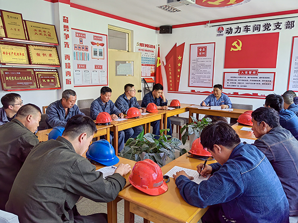 5月16日。動力車間會議室，安全員焦路秦正在給外協(xié)檢修人員培訓(xùn).jpg
