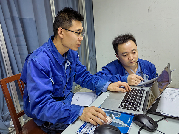 5月14日，動(dòng)力車間三期李博和劉海東在DCS調(diào)試期間修改錯(cuò)誤的報(bào)警信息.jpg