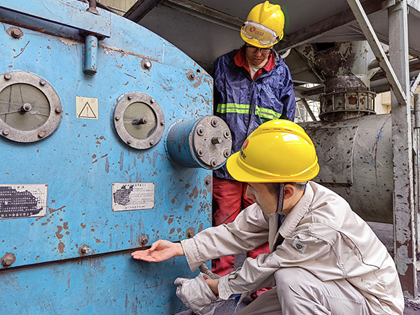 5月16日，動(dòng)力車間三期給煤機(jī)，屈豪正在檢查給煤機(jī)的復(fù)位情況.jpg
