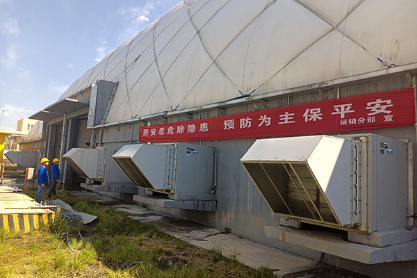 6月7日，運銷分部，張海波、曹侃、李智民等人員，在氣膜棚排查隱患運銷分部 伍思盈 攝.jpg