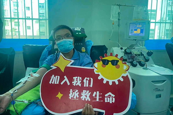 在血站獻(xiàn)血時的照片.jpg