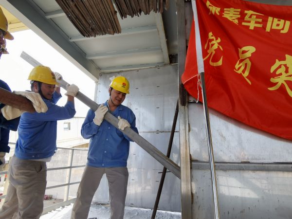 5月初，尿素車間技術(shù)員殷聯(lián)剛清理粒子冷卻器.jpg