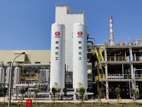 制氣車間，7月建成投用的707低溫能源綜合利用項目主設(shè)備液氮儲罐現(xiàn)場圖。 (1).jpg