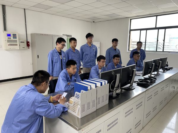 開展班前會(huì)議，強(qiáng)調(diào)降本增效需要從身邊的小事做起。.jpg